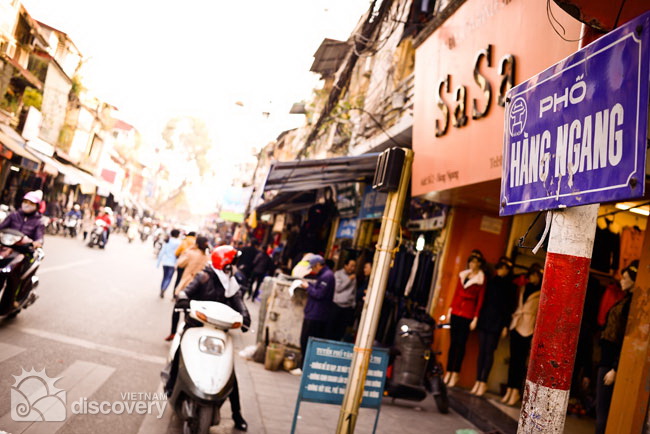 A corner of Hang Ngang pedestrian street - Hanoi walking tour 249
