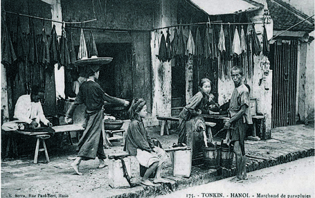 Working people at Hang Vai Street 100 years ago - Travel to Hanoi