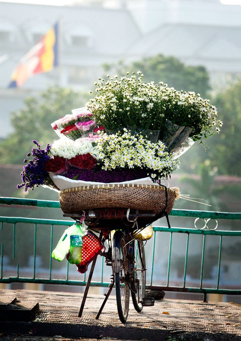 A flower vendor at West Lake - Hanoi city tour