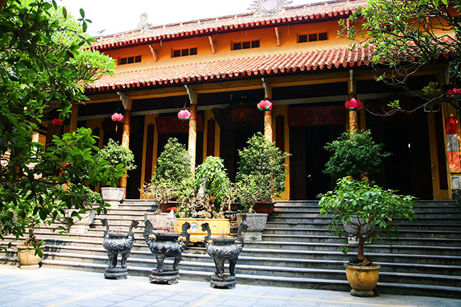 Inside the yard of Quan Su Pagoda - Hanoi city tour by motorbike