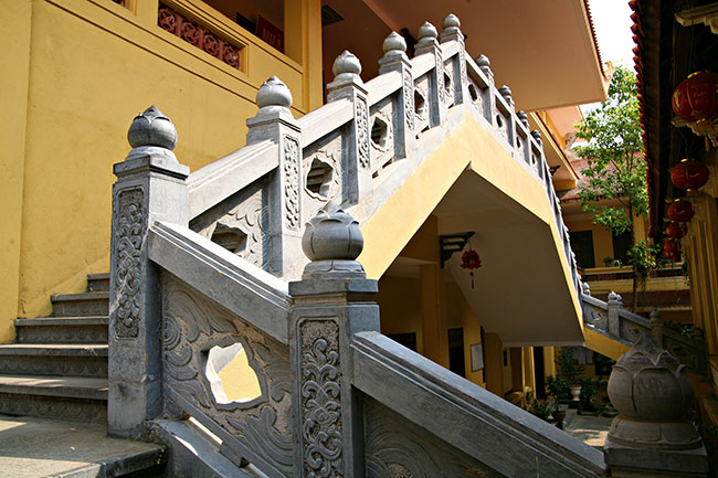 Quan Su Pagoda - Hanoi tour by motorbike