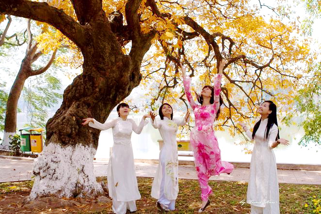 Young girls in Vietnamese traditional Ao Dai in Hoan Kiem Lake - Hanoi city tour