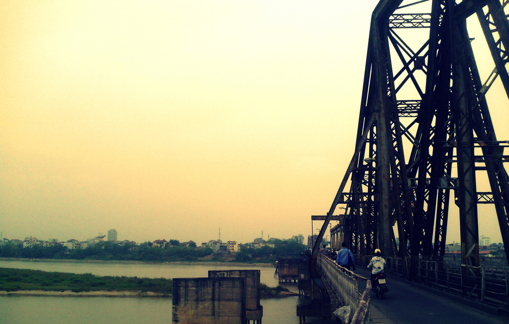 Long Bien Bridge in an early morning - Hanoi travel news