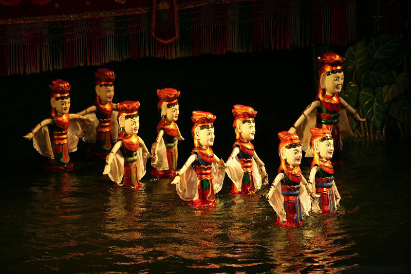 Watching Water puppetry show - Hanoi city tour 16