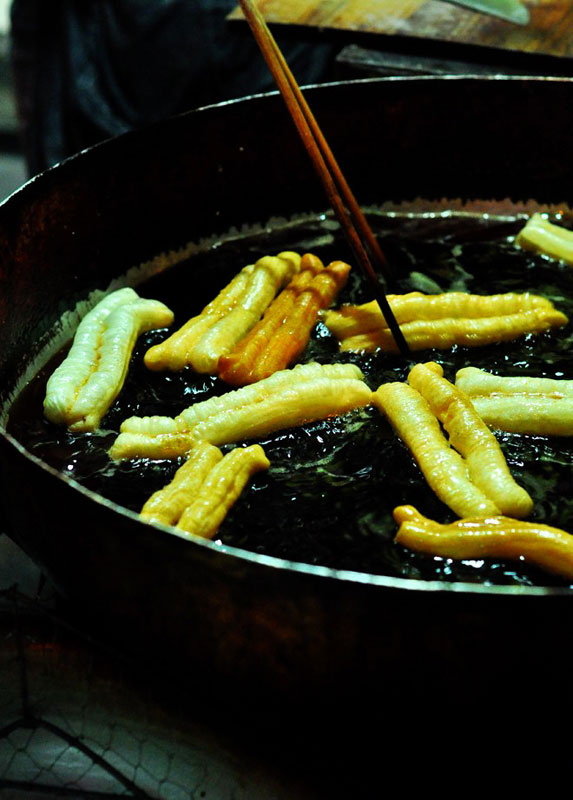 A pot of fried bread sticks in Hanoi winter night - Hanoi street food tour