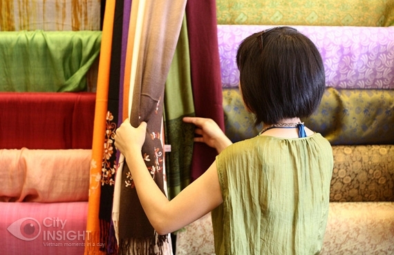 People are fancy of Vietnamese silk of Van Phuc - Hanoi day trip