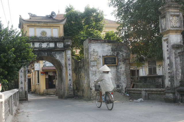 An ancient gate in Cu Da Village - Hanoi discovery trips