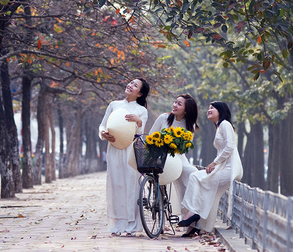 Beautiful girls with autumn - when to visit Hanoi