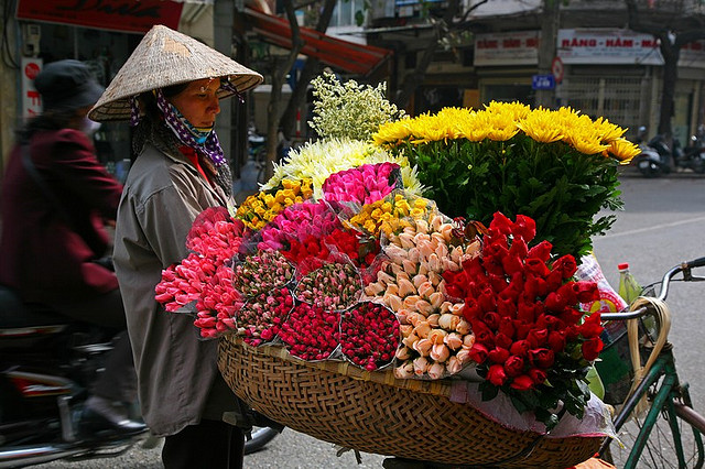 bicycle-flower-vendors-hanoi-street-life