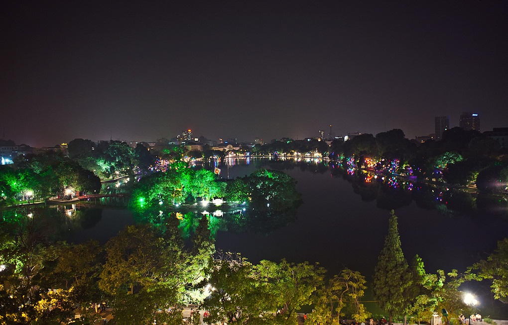 Hoan Kiem lake view at night - Hanoi night trips