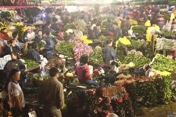 Quang Ba night flower market - Hanoi city tours