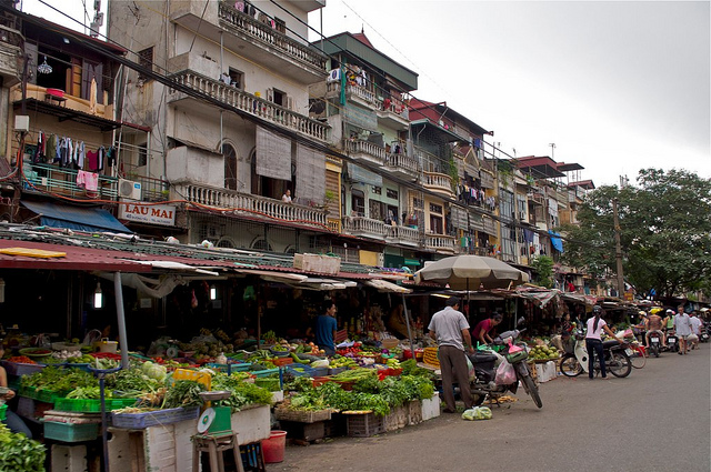 street-market-very-popular-in-hanoi